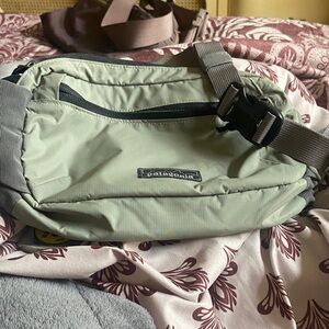 Olive green Fanny pouch/ sling
Excellent condition